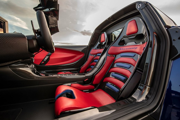 Không cần phải nói nhiều về dòng Venom F5 vốn được xem là 1 trong các siêu xe nhanh nhất thể giới, ở phiên bản xe Venom F5 Roadster cũng sẽ được xây dựng dựa trên bản Coupe bao gồm phần khung gầm được chế tác riêng bằng sợi carbon nhưng đã được các kỹ sư của Hennessey gia cố lại chắc chắn hơn, phù hợp với thiết kế mui trần.