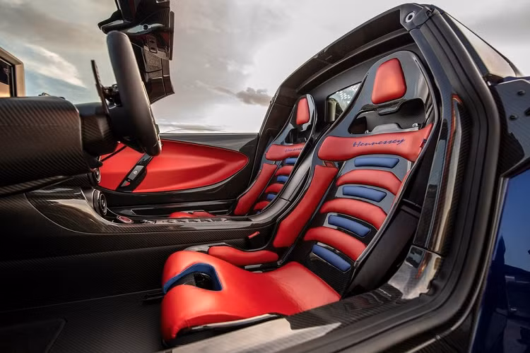 Không cần phải nói nhiều về dòng Venom F5 vốn được xem là 1 trong các siêu xe nhanh nhất thể giới, ở phiên bản xe Venom F5 Roadster cũng sẽ được xây dựng dựa trên bản Coupe bao gồm phần khung gầm được chế tác riêng bằng sợi carbon nhưng đã được các kỹ sư của Hennessey gia cố lại chắc chắn hơn, phù hợp với thiết kế mui trần.