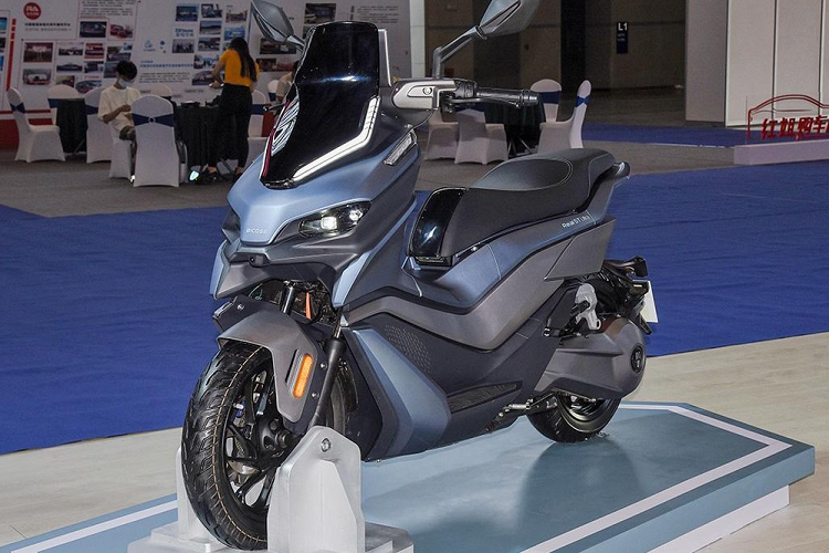 Tại triển lãm xe Trùng Khánh đang diễn ra tại Trung Quốc, thương hiệu xe máy điện nội địa của Trung Quốc là Bicose vừa ra mắt một sản phẩm xe mới với tên gọi Real 5T mới. Chiếc Bicose Real 5T chạy điện này mang trên mình thiết kế hiện đại và nhiều trang bị hàng hiệu.