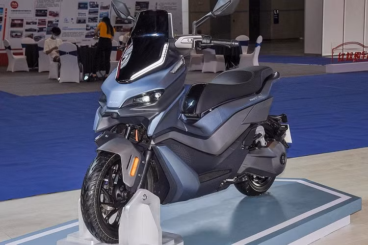 Tại triển lãm xe Trùng Khánh đang diễn ra tại Trung Quốc, thương hiệu xe máy điện nội địa của Trung Quốc là Bicose vừa ra mắt một sản phẩm xe mới với tên gọi Real 5T mới. Chiếc Bicose Real 5T chạy điện này mang trên mình thiết kế hiện đại và nhiều trang bị hàng hiệu.