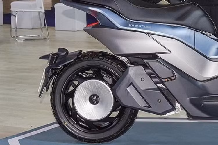 Hệ thống treo của xe gồm cặp phuộc ống lồng ở trước và giảm xóc lò xo trụ đơn phía sau có thể hiệu chỉnh. Xe sử dụng vành đúc hợp kim đi kèm phanh đĩa ở cả trước và sau, tích hợp hệ thống chống bó cứng phanh ABS kênh đôi. Cung cấp sức mạnh cho xe là động cơ điện có khả năng đạt vận tốc tối đa 100 km/h, cùng với đó là công nghệ kiểm soát lực kéo TCS.