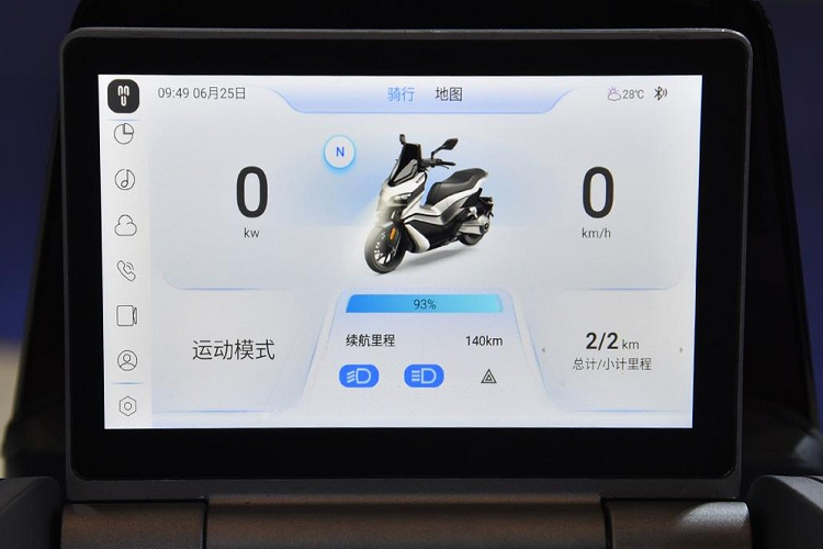 Bên cạnh điểm đặc biệt trên, Real 5T còn gây ấn tượng bởi hàng loạt trang bị cao cấp khác. Đầu tiên, xe máy điện Bicose Real 5T sở hữu đồng hồ là màn hình màu TFT có khả năng đóng mở. Đây là nơi hiển thị nhiều thông tin của xe cũng như các tính năng giải trí, tiện ích nhờ xe sử dụng hệ điều hành riêng. Các tính năng này có thể kể đến khóa thông minh NFC, hệ thống định vị dẫn đường, giải trí trực tuyến, hiển thị thông tin thời tiết, dữ liệu hành trình và nhiều tính năng tương tự hệ thống giải trí trên xe ôtô ngay nay.