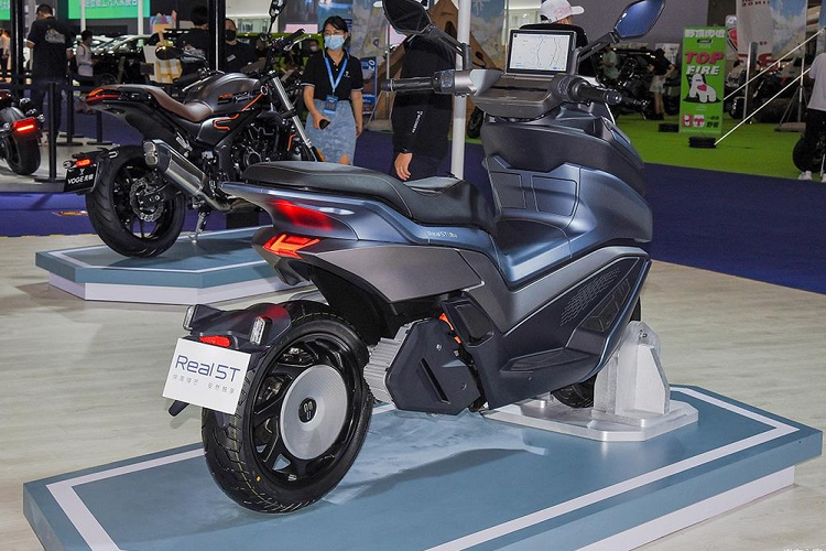 Bộ pin Li-ion giúp Bicose Real 5T có khả năng di chuyển 150 km sau mỗi lần sạc. Bicose còn tích hợp công nghệ sạc nhanh 1,9 kW, tương thích với các trụ sạc nhanh dành cho ôtô. Tại Trung Quốc, giá xe Bicose Real 5T 2022 được bán ra thị trường với mức 30.000 NDT (tương đương 105 triệu đồng).