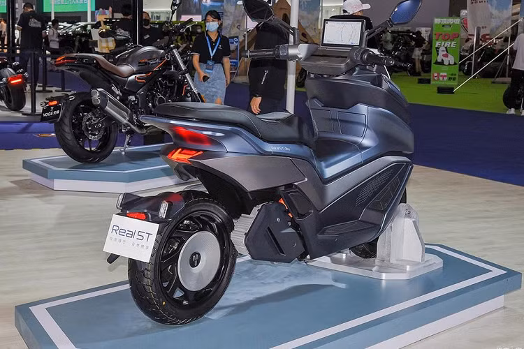 Bộ pin Li-ion giúp Bicose Real 5T có khả năng di chuyển 150 km sau mỗi lần sạc. Bicose còn tích hợp công nghệ sạc nhanh 1,9 kW, tương thích với các trụ sạc nhanh dành cho ôtô. Tại Trung Quốc, giá xe Bicose Real 5T 2022 được bán ra thị trường với mức 30.000 NDT (tương đương 105 triệu đồng).