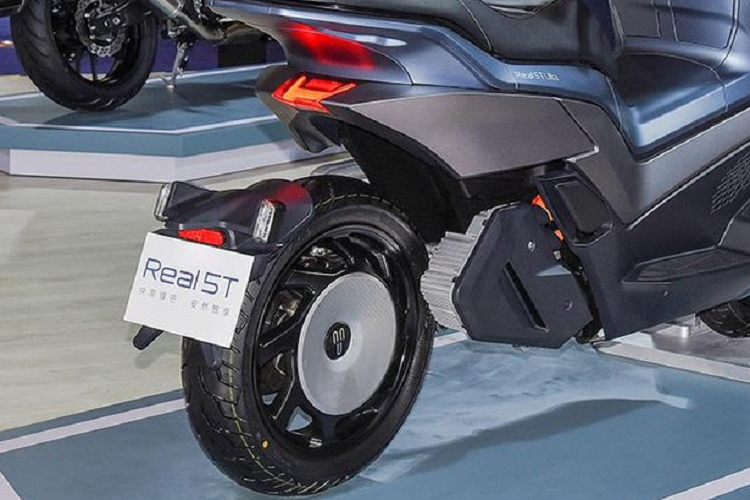 Về ngoại hình, xe máy điện Bicose Real 5T sở hữu kiểu dáng xe ga maxi-scooter với tổng thể xe khá đồ sộ, thân xe dài với nhiều đường nét hiện đại, mượt mà nhưng không kém phần thực dụng. Bằng chứng là tỷ lệ các phần trên xe đều tương đương với xe ga động cơ đốt trong. Xe cũng sở hữu loạt chi tiết quen thuộc như kính chắn gió cao, tay lái được bố trí rộng và cao cộng với yên xe dài giúp người lái có tư thế ngồi thẳng khá thoải mái.