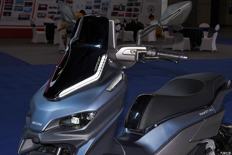 Đáng chú ý là kính chắn gió trên xe được tích hợp đèn LED dịnh vị ban ngày ở hai bên viền, tạo nên hiệu ứng thị giác khá đẹp mắt. Theo công bố, hệ thống chiếu sáng trên xe được trang bị hoàn toàn là đèn LED, giúp tăng khả năng chiếu sáng cho xe.