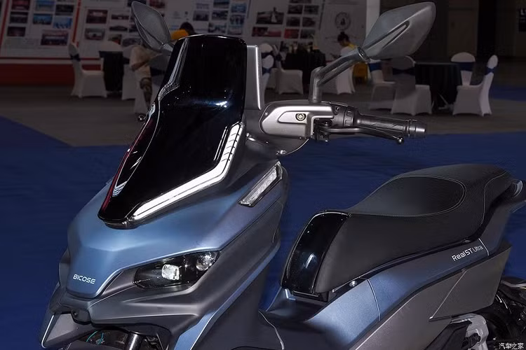 Đáng chú ý là kính chắn gió trên xe được tích hợp đèn LED dịnh vị ban ngày ở hai bên viền, tạo nên hiệu ứng thị giác khá đẹp mắt. Theo công bố, hệ thống chiếu sáng trên xe được trang bị hoàn toàn là đèn LED, giúp tăng khả năng chiếu sáng cho xe.