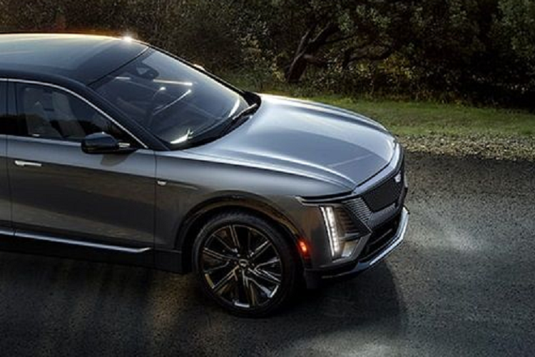 Việc giao hàng của Lyriq 2024 dự kiến sẽ bắt đầu vào mùa thu năm nay. Cadillac Lyriq trang bị công nghệ sạc điện dòng một chiều công suất 190 kW. Nhờ đó, xe có thể sạc được lượng pin giúp xe đi được 122 km trong chỉ 10 phút và 314 km trong vòng nửa giờ.