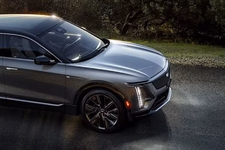 Việc giao hàng của Lyriq 2024 dự kiến sẽ bắt đầu vào mùa thu năm nay. Cadillac Lyriq trang bị công nghệ sạc điện dòng một chiều công suất 190 kW. Nhờ đó, xe có thể sạc được lượng pin giúp xe đi được 122 km trong chỉ 10 phút và 314 km trong vòng nửa giờ.