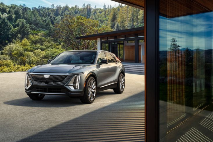 Cadillac cho biết các đợt giao hàng đầu tiên của Lyriq 2024 dự kiến sẽ diễn ra vào mùa xuân năm 2023. Các tính năng, thông số kỹ thuật, giá cả và màu sắc của model 2024 sẽ được hãng công bố ở gần thời điểm bắt đầu sản xuất. Khách hàng có thể đặt cọc trước đối với Cadillac Lyriq 2024 mới từ ngày 22/6/2022 với số tiền cọc chỉ 100 USD (khoảng 2,3 triệu đồng).