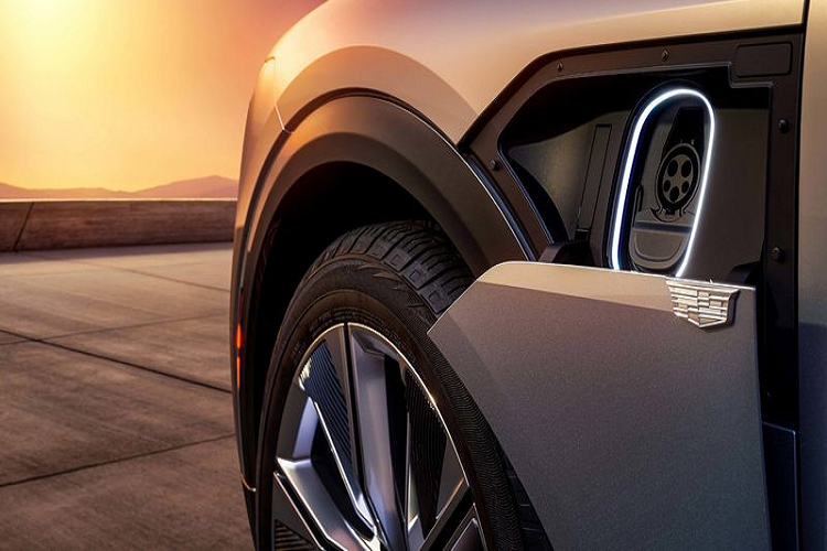 Ngoài ra, nếu muốn một khối động cơ mạnh mẽ hơn, khách hàng có thể lựa chọn phiên bản dẫn động 4 bánh. Trên phiên bản này Cadillac Lyriq sở hữu hai động cơ điện giúp tạo ra công suất lớn hơn, xấp xỉ 500 mã lực.