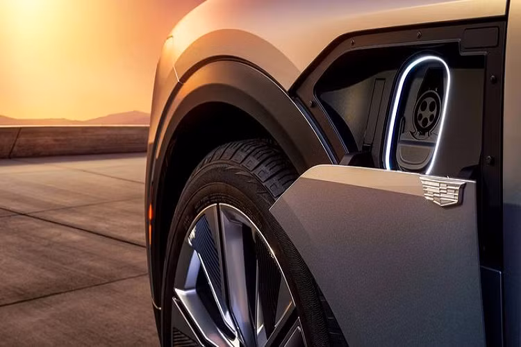 Ngoài ra, nếu muốn một khối động cơ mạnh mẽ hơn, khách hàng có thể lựa chọn phiên bản dẫn động 4 bánh. Trên phiên bản này Cadillac Lyriq sở hữu hai động cơ điện giúp tạo ra công suất lớn hơn, xấp xỉ 500 mã lực.