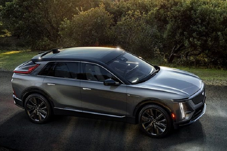 Các cổng sạc gia đình 19.2 kW giúp sạc pin 84 km di chuyển mỗi giờ trong khi cổng 11.5 kW sạc khoảng 50 km mỗi giờ. Chiếc SUV Cadillac Lyriq 2024 chạy điện này cũng hỗ trợ bộ sạc nhanh DC 190 kW cho khả năng vận hành lên tới 122 km chi sau 10 phút sạc.