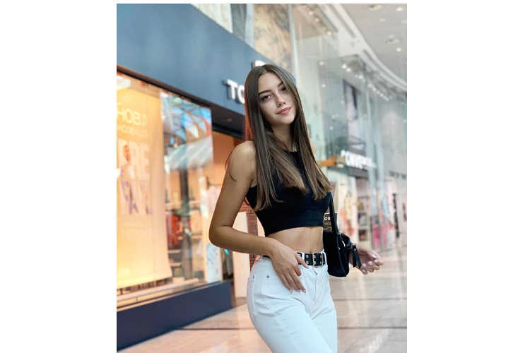 Đường nét của phụ nữ Ukraine được đánh giá mềm mại, trong trẻo và có phần thanh tú .