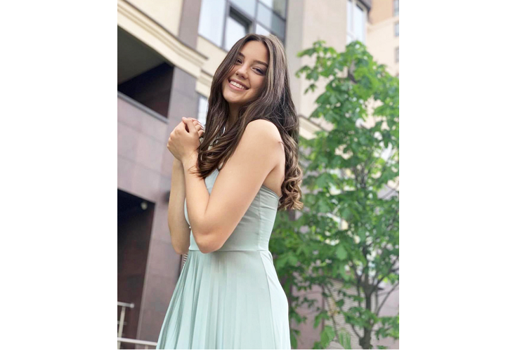 Cô còn tham gia làm người mẫu. Cô ghi điểm với người đối diện bởi nét đẹp ngọt ngào, cuốn hút. 