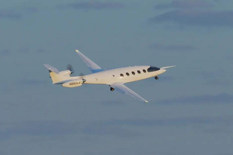 Máy bay điện Alice không phát thải này đã di chuyển ở độ cao 1.066 m trong chuyến bay đầu tiên kéo dài 8 phút.