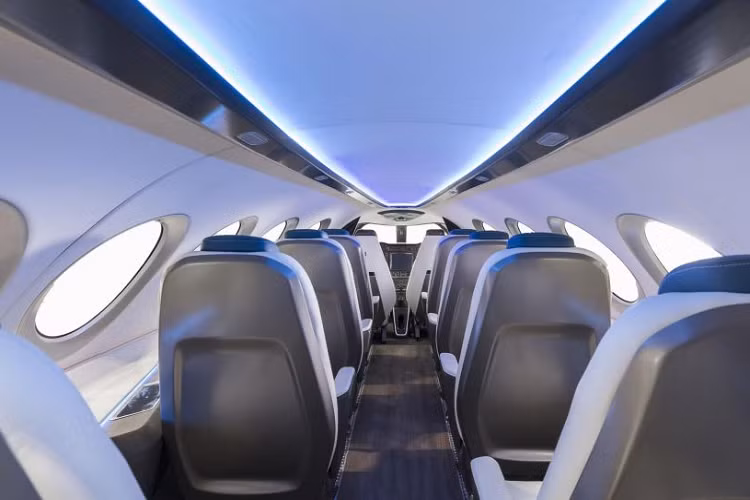 Phiên bản chở khách có 9 chỗ cho hành khách, hai phi công và 385 kg hàng hóa. Phiên bản cao cấp có 6 ghế hành khách, giúp không gian rộng rãi hơn. Trong khi đó, phiên bản chở hàng có thể tích 13 m3.