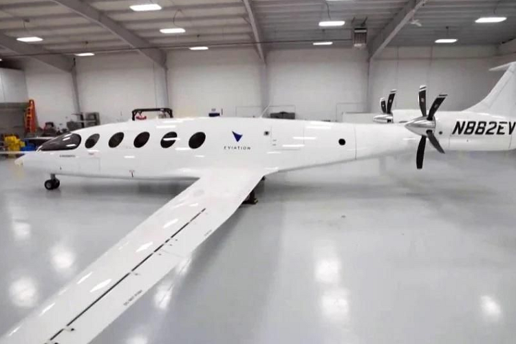 Eviation Aircraft được thành lập vào năm 2015 và phát triển máy bay điện Alice kể từ đó. Công ty hy vọng sẽ sử dụng thông tin thu thập được trong chuyến bay thử nghiệm vừa qua để xem xét các bước tiếp theo, tiến đến bàn giao máy bay cho khách hàng vào năm 2027, mặc dù Eviation cảnh báo rằng kế hoạch có thể thay đổi.