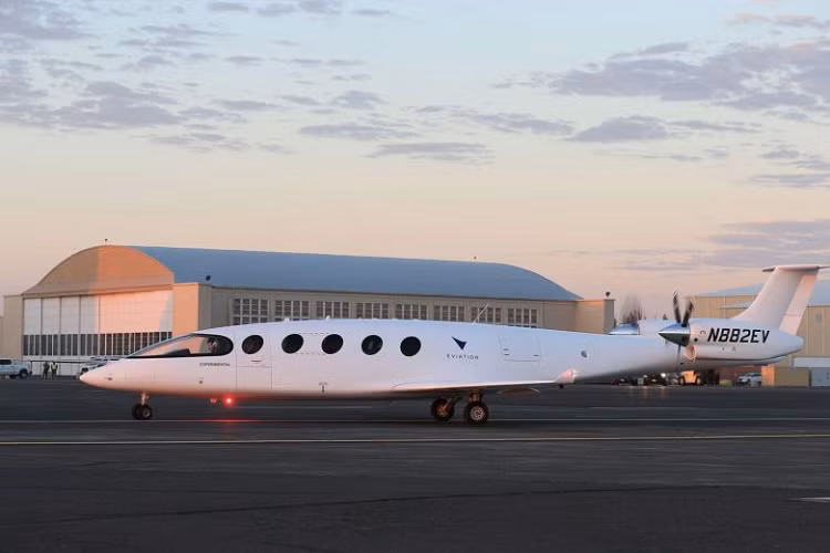 Các máy bay chạy hoàn toàn bằng điện rẻ hơn về nhiên liệu và bảo dưỡng động cơ, nhưng khoản tiết kiệm đó không bù lại được chi phí mua máy bay điện cao hơn và thay pin đắt tiền sau 800 đến 1.000 chuyến bay.