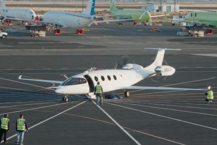 Với công nghệ pin tương tự ôtô điện hay điện thoại di động và 30 phút. Máy bay có tốc độ tối đa 462 km/h. Trong khi đó, tốc độ nhanh nhất của máy bay chở khách Boeing 737 là khoảng 946 km/h.