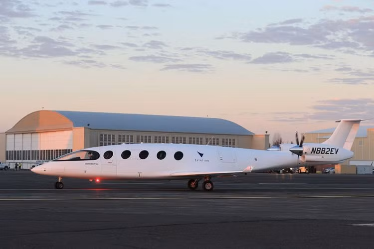 Alice, nguyên mẫu máy bay điện chở khách đầu tiên trên thế giới của công ty Eviation Aircraft (Israel), cất cánh thành công tại Sân bay Quốc tế Hạt Grant, bang Washington, Mỹ, hôm 27/9.