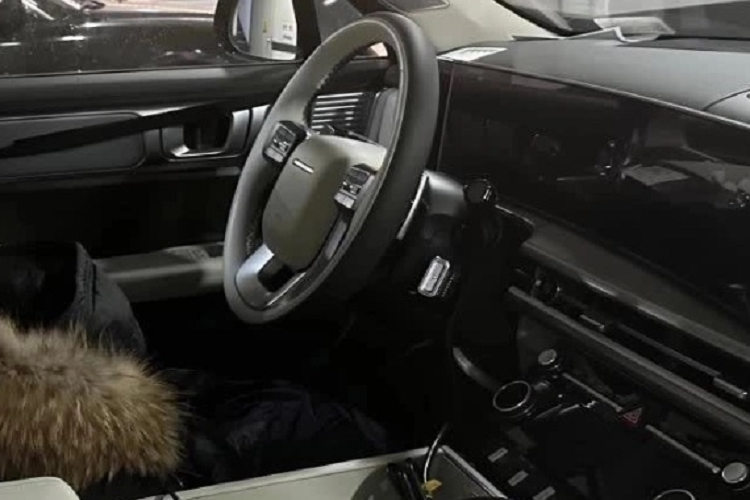 Thiết kế tổng thể ngoại thất giúp mẫu xe trông sang hơn. Nội thất của SantaFe mới cũng từng bị rò rỉ cho thấy lối thiết kế sử dụng các đường thẳng và hình hộp, ví dụ như tappi cửa, ô cửa kính hay ghế ngồi.