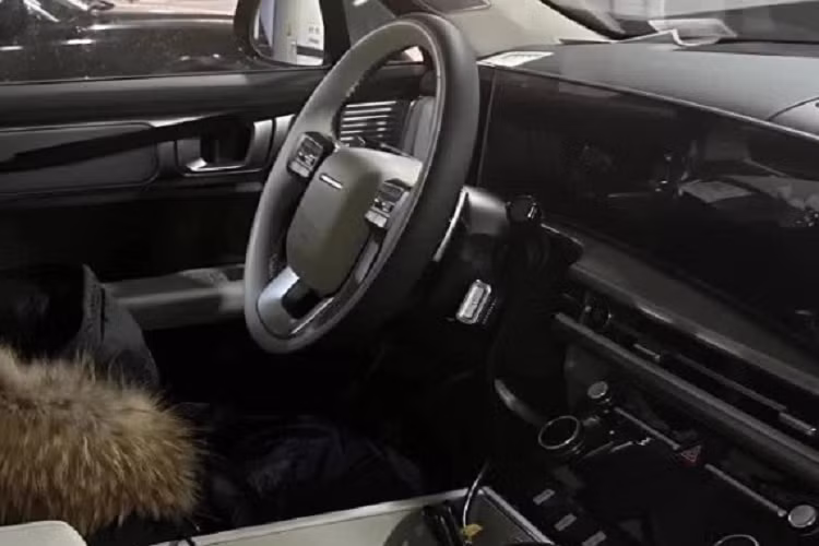 Thiết kế tổng thể ngoại thất giúp mẫu xe trông sang hơn. Nội thất của SantaFe mới cũng từng bị rò rỉ cho thấy lối thiết kế sử dụng các đường thẳng và hình hộp, ví dụ như tappi cửa, ô cửa kính hay ghế ngồi.