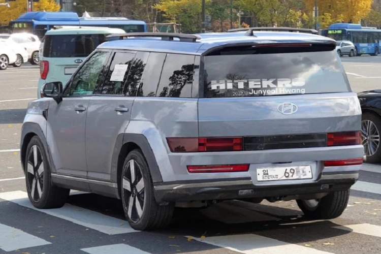 Phía đuôi xe, đèn hậu được thiết kế với đồ họa chữ “H”. Dải đèn này được chuyển xuống thấp, gần khu vực nắp cốp. Trên mẫu xe SUV Hyundai SantaFe 2024, gạt mưa ở đuôi xe có thể được đặt ẩn sau cánh gió.