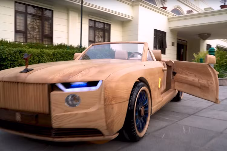 Vừa qua, một anh chàng thợ mộc Việt Nam đã tự chế tạo cho mình một chiếc Rolls-Royce Boat Tail bằng gỗ vô cùng ấn tượng.