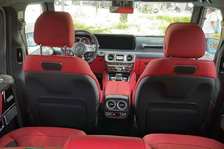 Chiếc SUV hạng sang Mercedes-AMG G63 đầu tiên tại dải đất hình chữ S sở hữu màu China Blue thuộc sở hữu của vợ chồng doanh nhân Nguyễn Quốc Cường. Xe được đặt hàng chính hãng và là quà tặng mà Cường Đô la dành cho "nóc nhà".