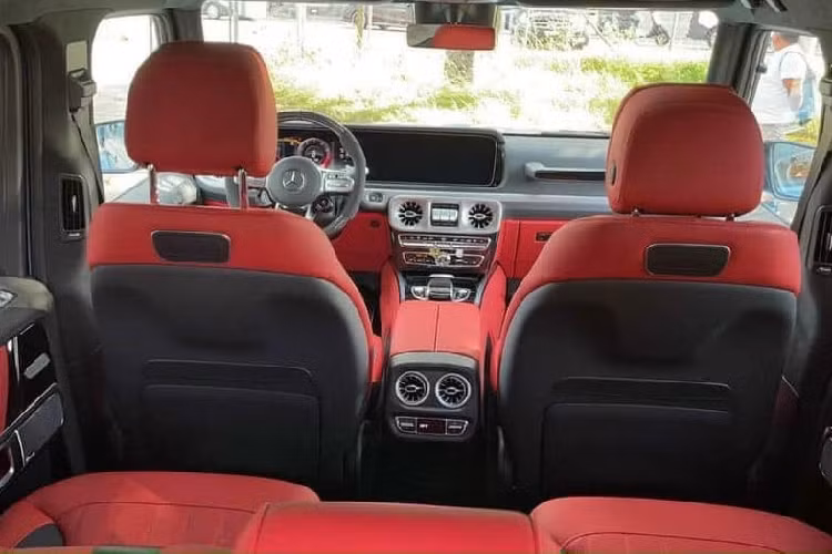 Chiếc SUV hạng sang Mercedes-AMG G63 đầu tiên tại dải đất hình chữ S sở hữu màu China Blue thuộc sở hữu của vợ chồng doanh nhân Nguyễn Quốc Cường. Xe được đặt hàng chính hãng và là quà tặng mà Cường Đô la dành cho "nóc nhà".