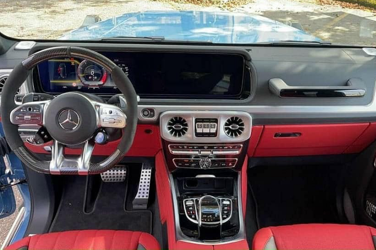 Hiện chiếc siêu bán tải Ford F-150 Raptor đã được mang lên Sài thành và chủ nhân đang chờ ngày bàn giao chiếc SUV hạng sang Mercedes-AMG G63 của mình. Được biết, đại gia Tiền Giang tậu Mercedes-AMG G63 màu China Blue. Hiện số lượng xe Mercedes-AMG G63 màu xanh China tại Việt Nam dưới 10 xe.