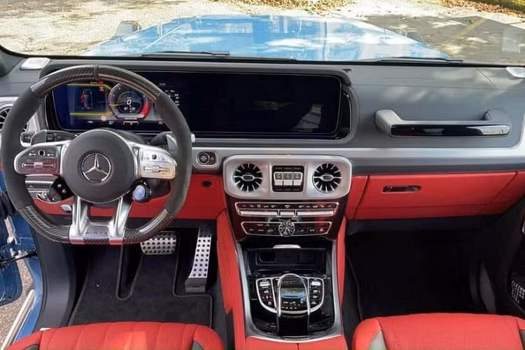 Hiện chiếc siêu bán tải Ford F-150 Raptor đã được mang lên Sài thành và chủ nhân đang chờ ngày bàn giao chiếc SUV hạng sang Mercedes-AMG G63 của mình. Được biết, đại gia Tiền Giang tậu Mercedes-AMG G63 màu China Blue. Hiện số lượng xe Mercedes-AMG G63 màu xanh China tại Việt Nam dưới 10 xe.