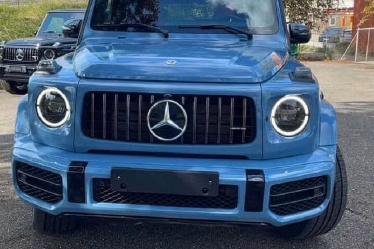 Bên trong khoang lái xe Mercedes-AMG G63 của đại gia Tiền Giang đặt mua có nội thất màu đỏ rất "sexy" cùng với đó là việc nhiều chi tiết được chọn lựa bằng carbon đắt tiền và cả nhôm.