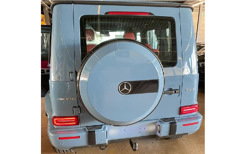 Khác với chiếc xe Mercedes-AMG G63 màu xanh China đang có mặt trong garage siêu xe của Cường Đô la, mẫu xe SUV hạng sang của đại gia Tiền Giang có tùy chọn mâm đắt đỏ 7 chấu kép sơn đen mờ có giá hơn 100 triệu đồng tại thị trường nước ngoài. Kết hợp với đó là kẹp phanh đỏ.