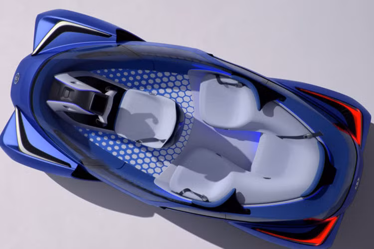 Trong khi đó, hai ghế ở phía sau tạo thành một khu vực giống như phòng chờ, mặc dù rất nhỏ, nhưng sẽ có nhiều chỗ để chân và đầu gối, căn cứ theo hình dáng tổng thể của chiếc xe.