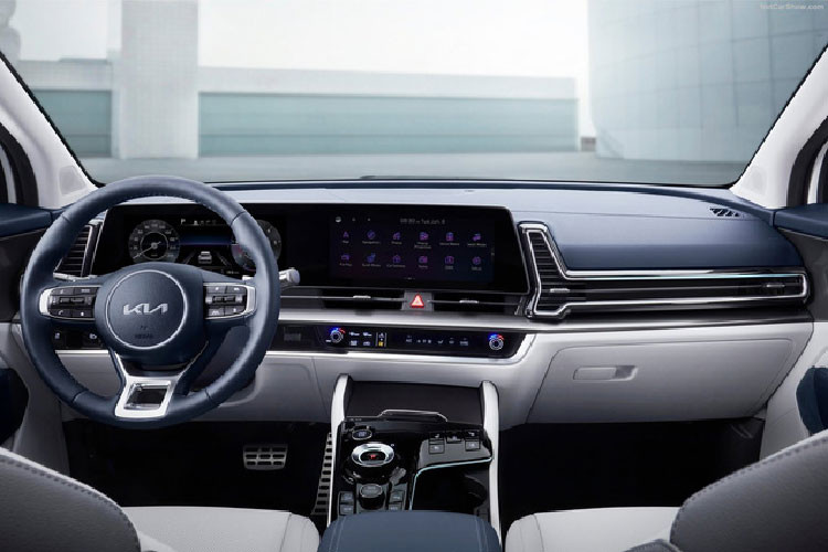 Về trang bị nội thất, các biến thể cao cấp nhất sẽ được trang bị màn hình kép 12,3inch. Các phiên bản còn lại được trang bị màn hình hiển thị tốc độ 4,2inch và màn hình giải trí 12,3inch. Các nút bấm cảm ứng điều khiển chức năng được sắp xếp gọn gàng bên dưới màn hình cảm ứng trung tâm.