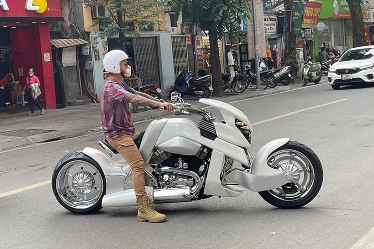 V-Rex Travertson của Tuấn Hưng được mua vào tháng 3/2022 và đã được độ lại một số chi tiết để sử dụng, tuy nhiên nam ca sĩ Tuấn Hưng vẫn quyết định bán lại siêu môtô hàng đỉnh này và đơn vị thu lại cũng chính là công ty đã bán xe cho cựu thành viên của nhóm Quả Dưa Hấu.