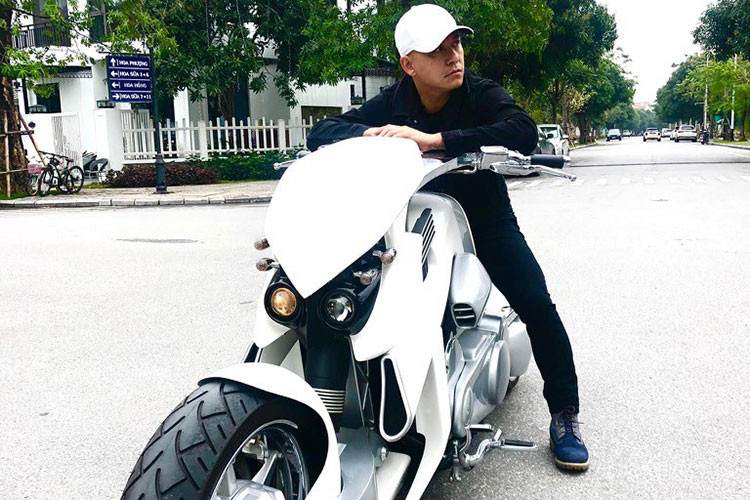 V-Rex Travertson là xế khủng thứ 2 mà nam ca sĩ Tuấn Hưng bán trong năm 2022 này. Trước đó là Mercedes-AMG G63 màu đen bóng sở hữu biển số khá đẹp. Ca sĩ Tìm Lại Bầu Trời cho biết, mình bán xe G63 để lấy chi phí đầu tư vào bất động sản.