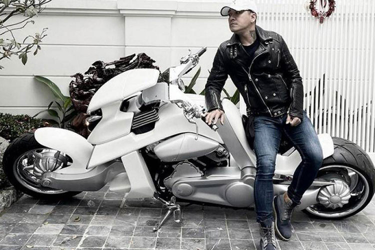 Với giới mê xe, chiếc xe môtô V-Rex Travertson hàng hiếm này không quá xa lạ gì khi đã được Tuấn Hưng mua của công ty chuyên bán siêu xe tại TP HCM vào hồi đầu năm nay.