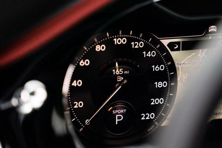 Ghế thể thao với tùy chọn biểu tượng S hoặc biểu tượng Bentley được thêu trên tựa đầu. Các trang bị khác chỉ có trên biến thể S bao gồm bậc cửa LED logo Bentley, đồ họa mới cho đồng hồ điều khiển và màn hình giải trí trung tâm, huy hiệu S trên cụm phím chức năng.