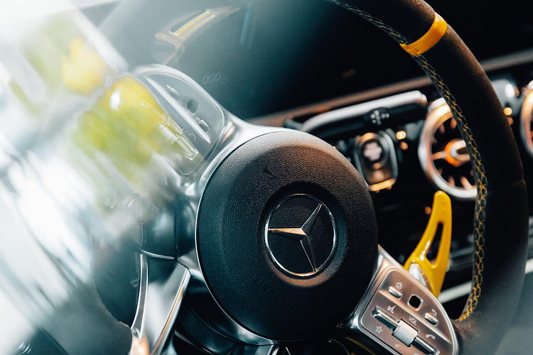 Mẫu xe này còn được trang bị bộ cùm phanh 6 piston, dây phanh bằng thép bện và đĩa phanh 390 mm nâng cấp nằm sau bánh xe hợp kim 20 inch thiết kế VATH. Ngoài ra xe còn được trang bị các bộ mâm xe đi kèm với bộ lốp mùa đông 265/30.