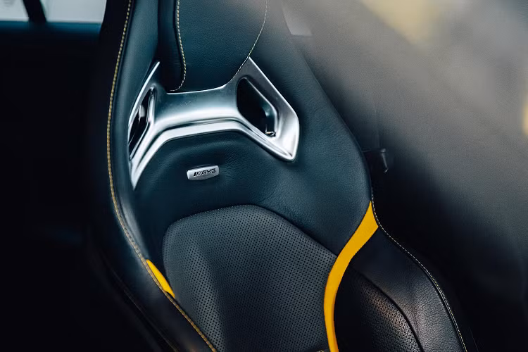 Để hoàn thiện những thay đổi, chiếc xe đã được hạ thấp 20 mm với bộ lò xo cuộn mới để tăng thêm tính thể thao. Phần còn lại của chiếc xe hầu hết vẫn còn nguyên vẹn.