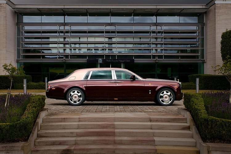 Ngoài Rolls-Royce Phantom Year of the Dragon các đại gia Việt còn săn lùng 3 trong tổng số 100 chiếc Rolls-Royce Phantom bản giới hạn trên toàn thế giới. 2 xe mang màu đen và chiếc còn lại sở hữu màu trắng mang biển số khá dễ nhớ. 