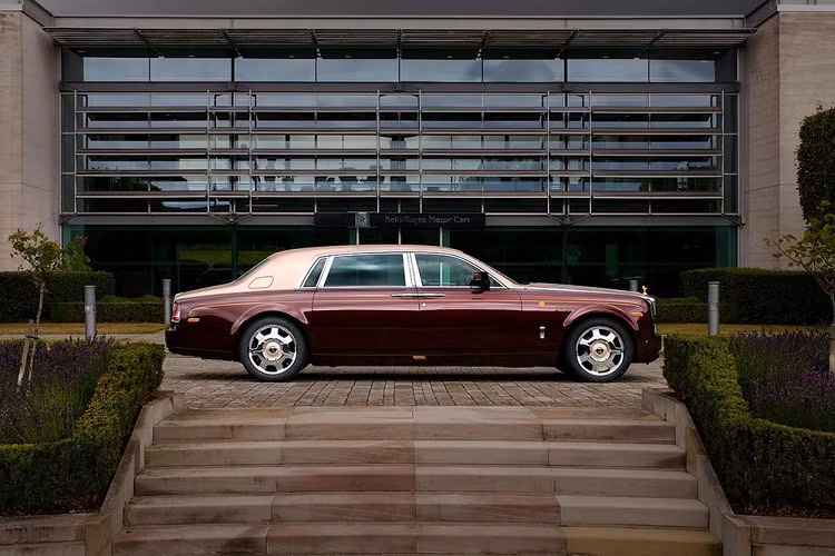 Ngoài Rolls-Royce Phantom Year of the Dragon các đại gia Việt còn săn lùng 3 trong tổng số 100 chiếc Rolls-Royce Phantom bản giới hạn trên toàn thế giới. 2 xe mang màu đen và chiếc còn lại sở hữu màu trắng mang biển số khá dễ nhớ. 