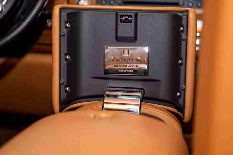 Và đến nay dự kiến trên 6 xe siêu sang Rolls-Royce Phantom Rồng về nước. Giới thạo tin cho biết, Rolls-Royce Phantom Year of the Dragon số 1 và 2 đều thuộc sở hữu của 2 ông bầu bóng đá là Nguyễn Đức Kiên và Nguyễn Đức Thụy.