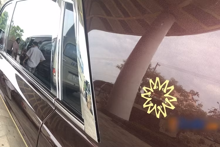 Xe có màu sơn đỏ Madeira và nửa trên được hoàn thành với tông vàng Sunrise cùng với chi tiết hình trống đồng Đông Sơn và hình ảnh 18 con hạc, tượng trưng cho 18 đời Vua Hùng tại Việt Nam.