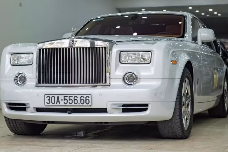 Ngoài ra còn có chiếc Rolls-Royce Phantom Series II Hadar độc nhất thế giới cũng được các đại gia Việt săn lùng khi hay tin xe được rao bán.