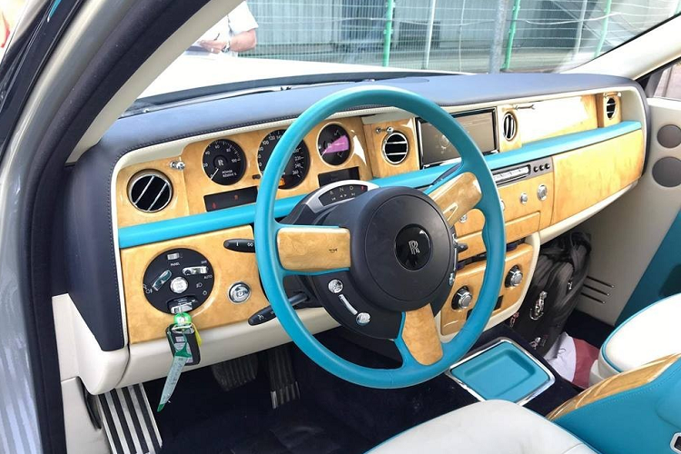 Nội thất xe có ghế ngồi bọc da màu trắng muốt cùng nhiều chi tiết như hộc đựng đồ, bệ tỳ tay hay đáng chú ý nhất chính là vô-lăng được hoàn thành với màu xanh ngọc giống phong cách của giới nhà giàu Dubai. Hiện tại, đã có 2 trên tổng số 25 chiếc Rolls-Royce Phantom Tranquillity được sản xuất toàn thế giới đã lăn bánh tại Việt Nam.