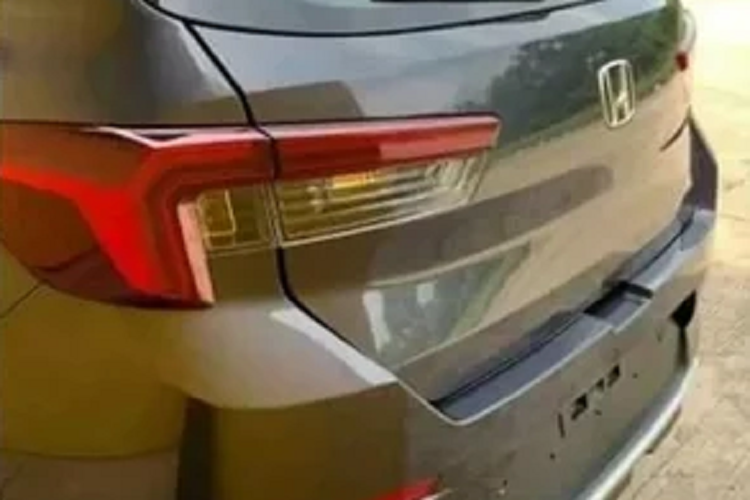 Phía trên lưới tản nhiệt Honda WR-V 2023 được thiết kế với đường viền mạ chrome, trong khi cụm đèn pha có phần dày hơn so với phiên bản concept. Ở phía sau có nhiều sự thay đổi.